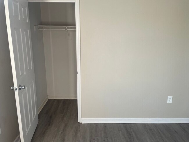 Building Photo - 2 BR 1 BA Duplex