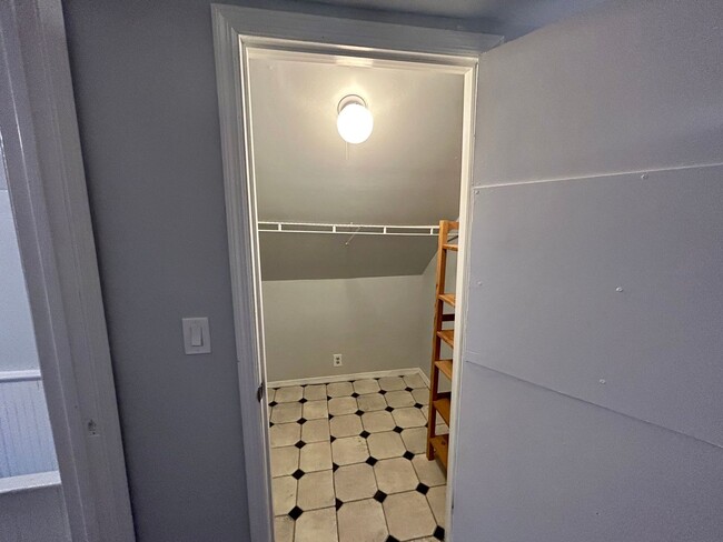 Building Photo - E. WALNUT HILLS - Cute 2 bed in upper of 2...