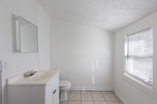 Building Photo - Don't Miss Out On This Amazing 3 bed 1 1/2...