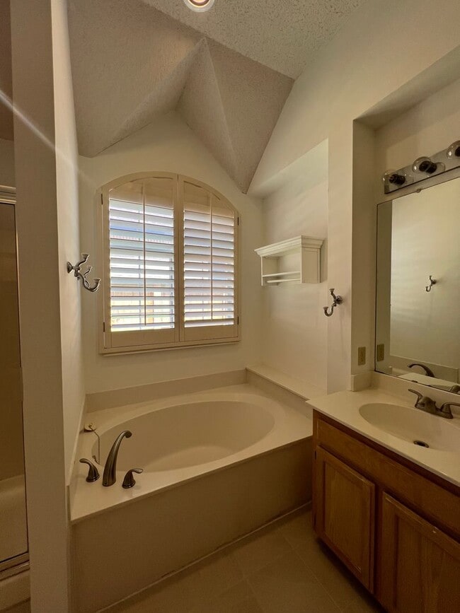 Building Photo - Spacious Canyon Creek 3 bed 2 bath Home