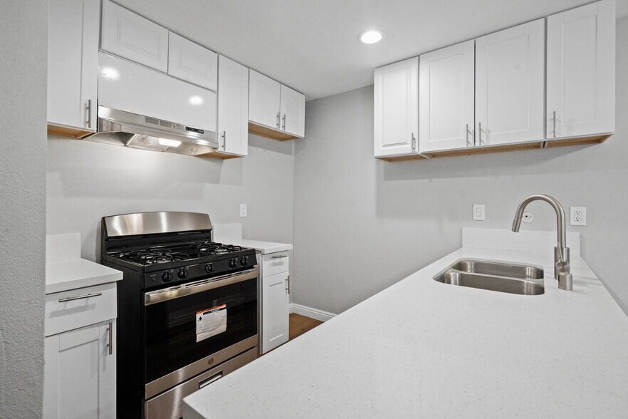 Building Photo - 8601 International Ave