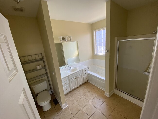 Building Photo - 208 Summergrass Dr