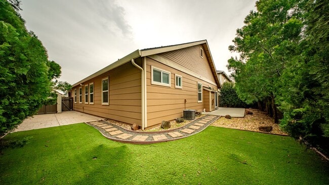 Building Photo - Beautiful 3 bedroom single story home