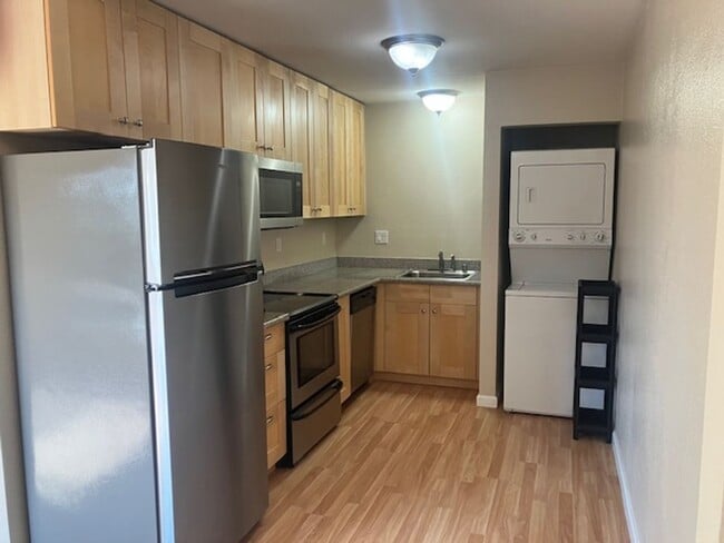 Building Photo - Great One Bedroom Condo in Monterey