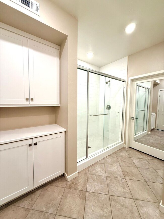 Building Photo - Newer 2 bedroom 2 bath luxury SMART HOME c...