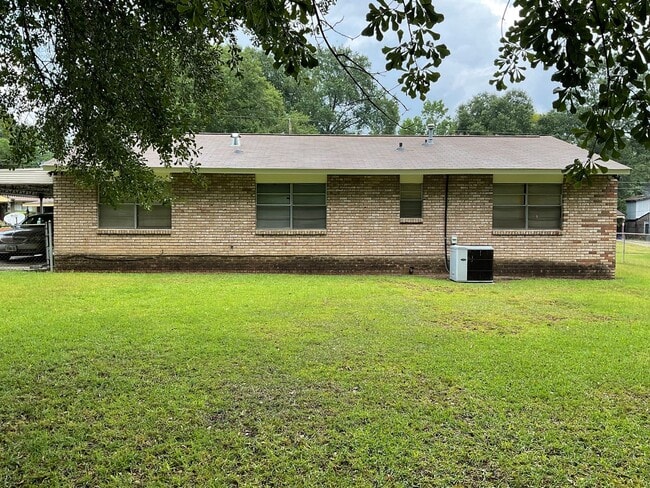Building Photo - Classic Charm in an Established Neighborhood
