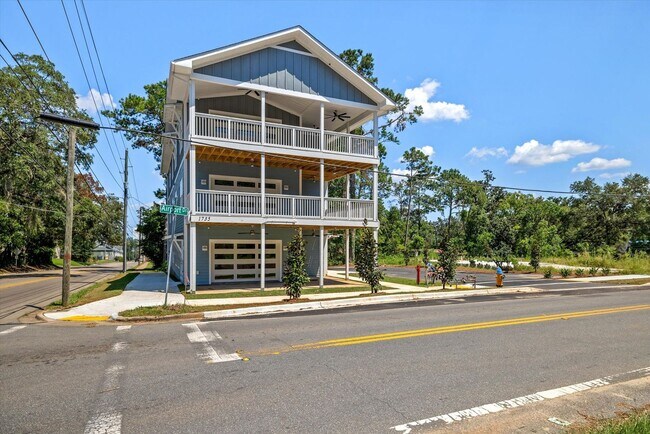 Building Photo - 5/5.5 Townhomes, Built 2024, Walk to stadi...