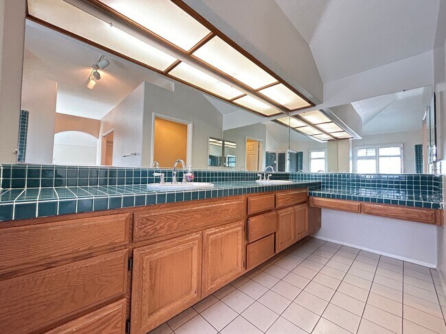 Building Photo - 8132 E Hillsdale Dr