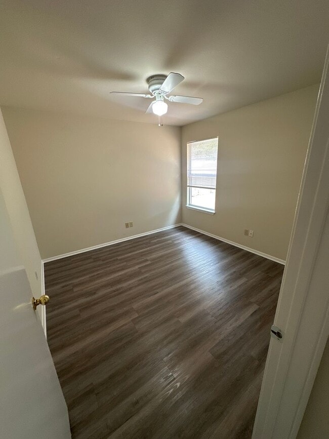 Building Photo - READY TO MOVE IN SPECIAL $800.00 OFF 1ST F...