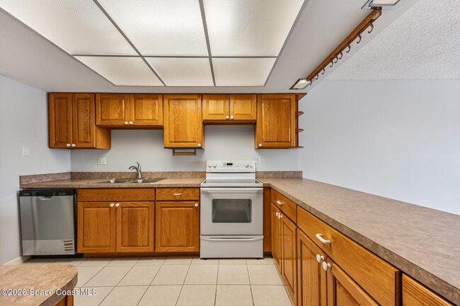 Building Photo - 2135 N Courtenay Pkwy