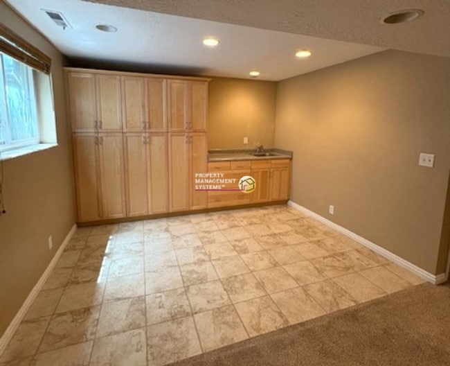 Building Photo - 4 Bedroom / 3 Bath Home in Sandy!