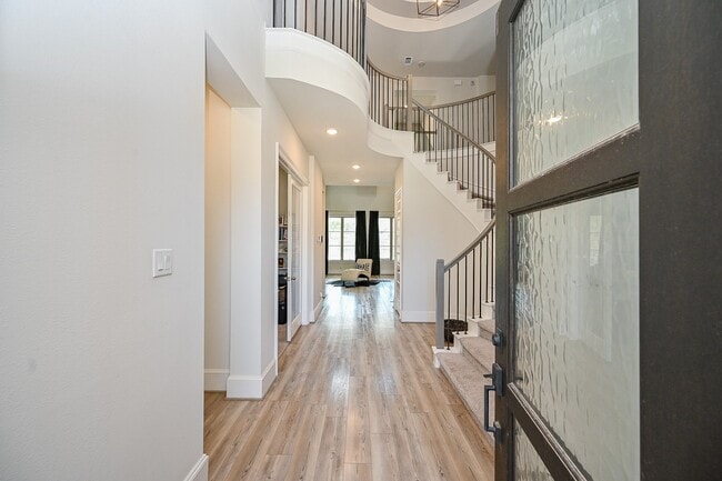 Building Photo - 9006 Meadow Bridge Dr