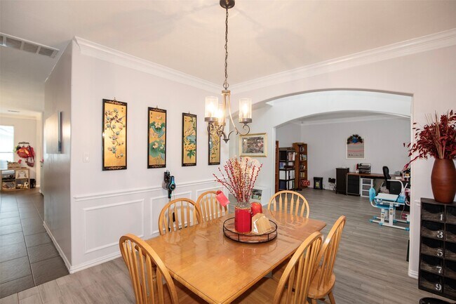 Building Photo - 601 Canyon Crest Dr