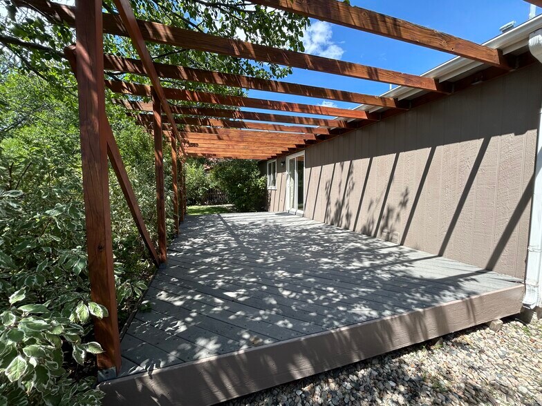 Building Photo - 4393 N Lincoln Ave
