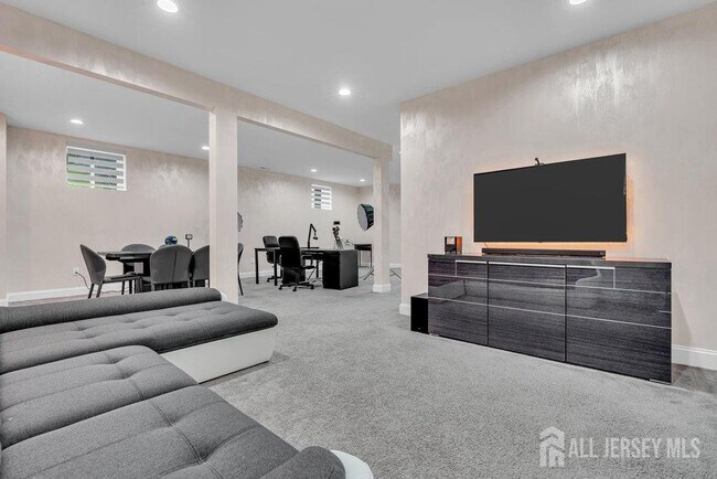 Building Photo - 47 McCormick Ave N