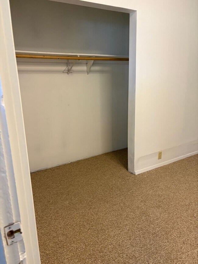 Building Photo - Newly Remodeled Two Bedroom with Sun Room!