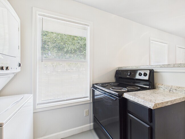 Building Photo - 107 Davis St