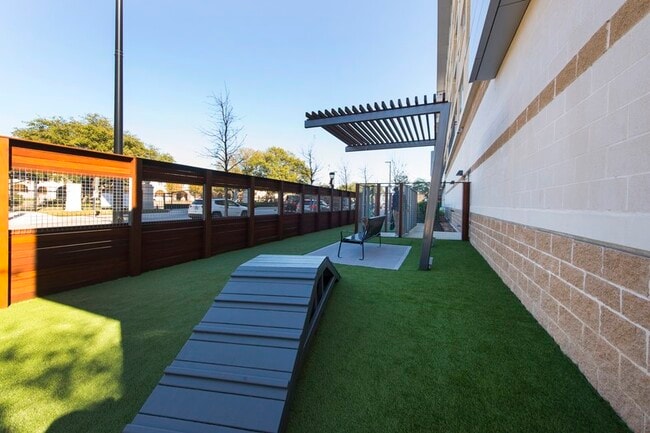 Building Photo - 2111 Westheimer Rd