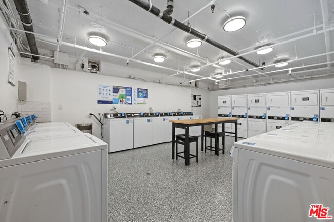 Building Photo - 1440 Veteran Ave