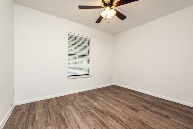 Building Photo - 9 Oakwood Park