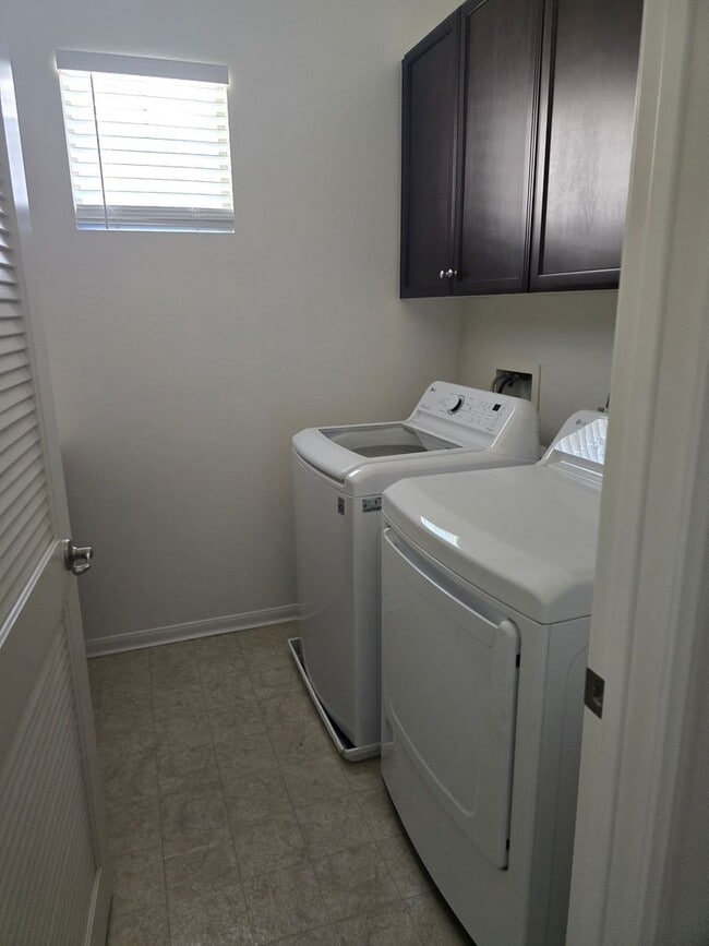 Building Photo - Large 3 Bed 2.5 Bath