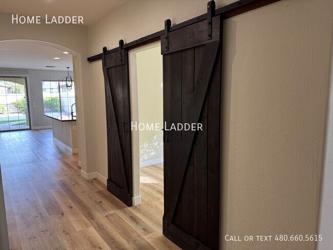 Building Photo - 3064 E Palmdale Ln