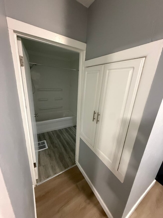 Building Photo - Cute 2 Bedroom Home with Large yard!