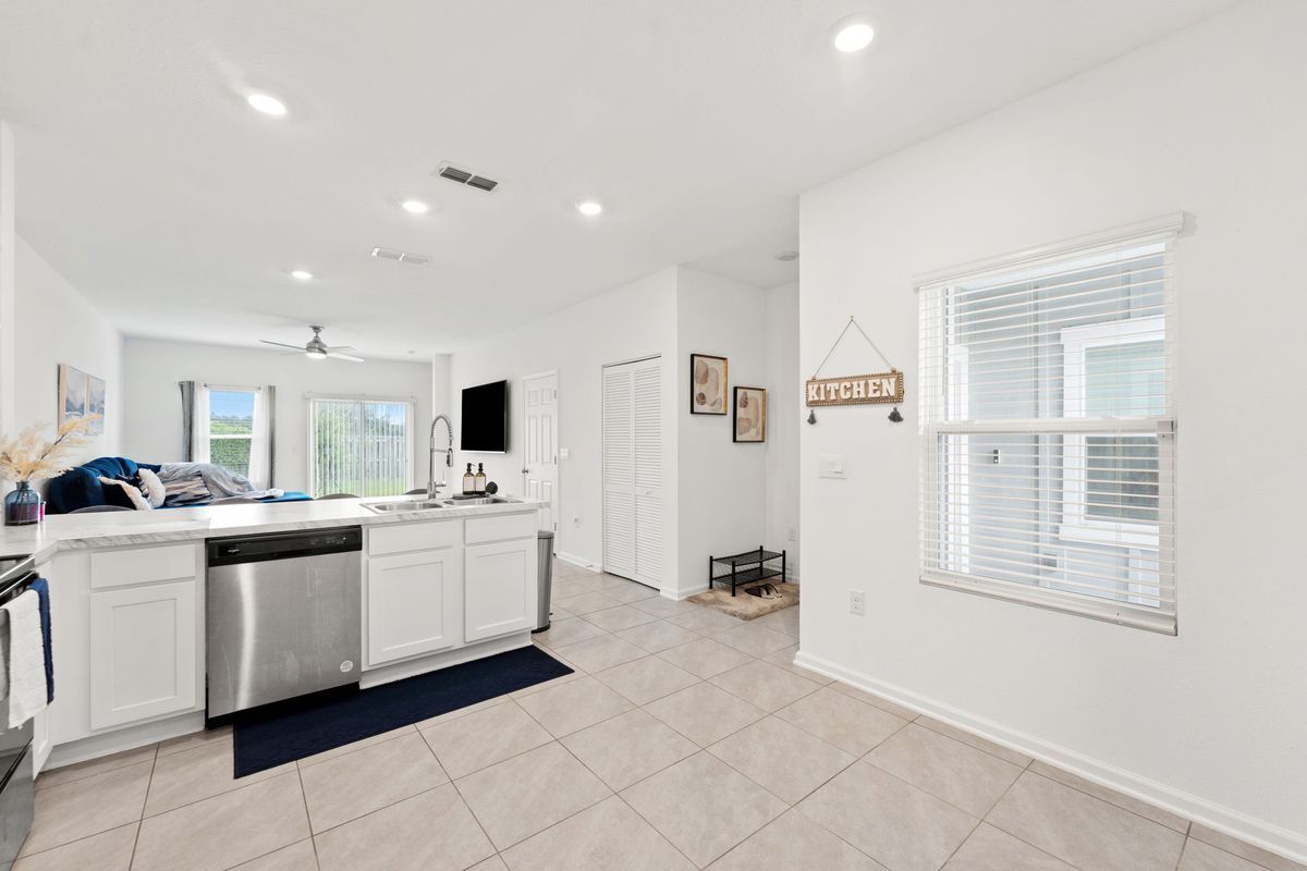 Building Photo - 9049 Gifford Dr