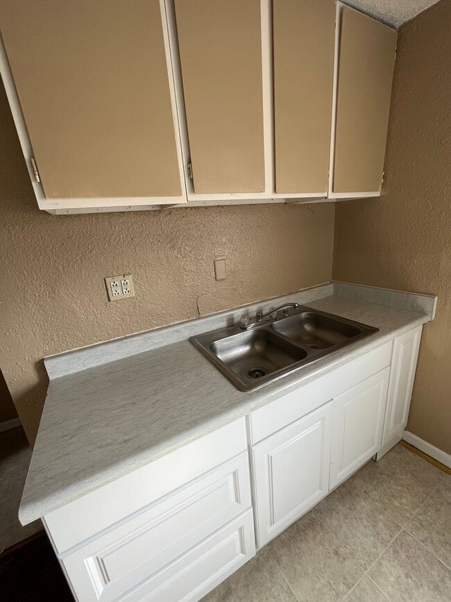 Building Photo - 3 bedrooms available NOW! Move In Special Offering Half OFF 1st Month's Rent!