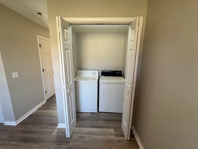 Building Photo - Townhouse in Murray