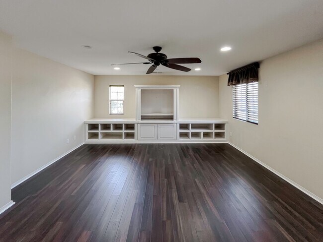 Building Photo - MUST SEE! Beautiful 3 bedroom + Loft + Office Space (or convert to 4th bedroom) + Large Backyard ...