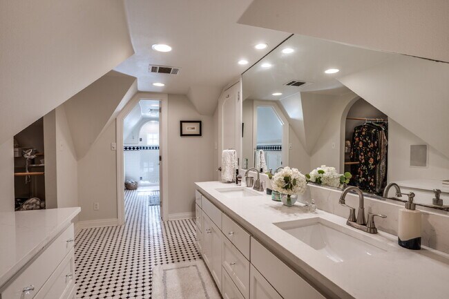 Building Photo - A Stunning, Updated Home in the heart of Dallas