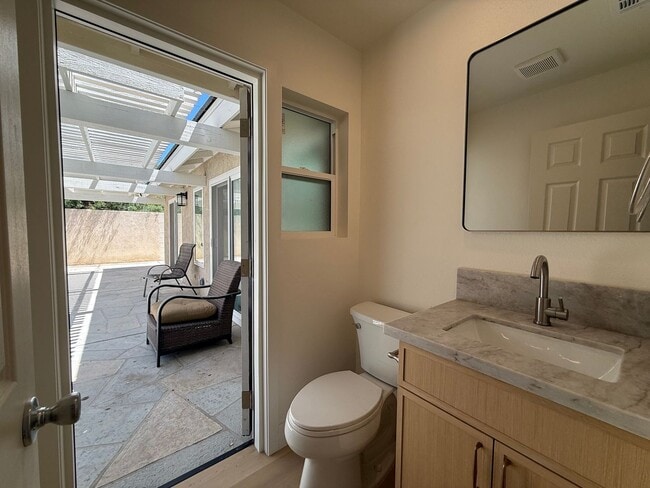 Building Photo - Gorgeous 3 bedrooms, 2.5 baths home
