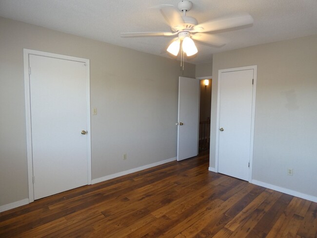 Building Photo - Nice Townhome - Wood Floors