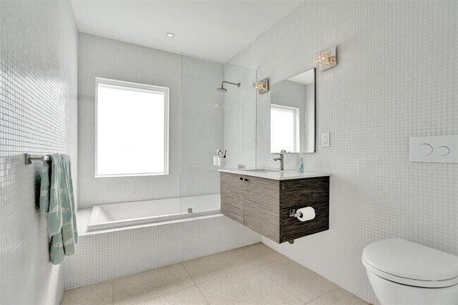 Building Photo - 2514 Yacht Club Blvd