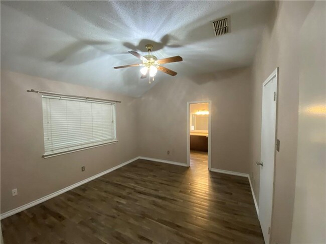 Building Photo - 511 Battlecreek Ln