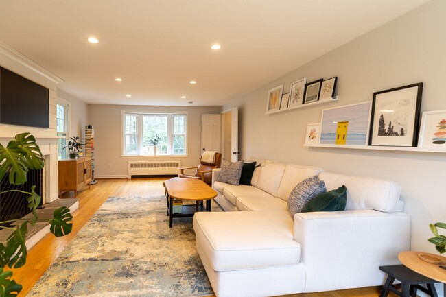 Building Photo - Bright and Beautiful 4 Bedroom Colonial