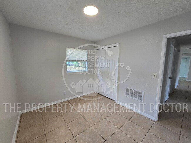 Building Photo - Spacious 4BR Tampa Home | Huge Fenced Backyard & Fresh Updates Throughout