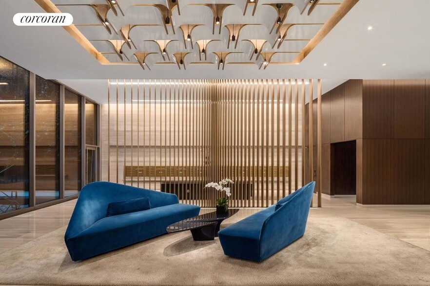 Building Photo - 555 W 43rd St