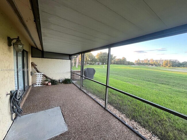 Building Photo - 16233 Laurel Dr