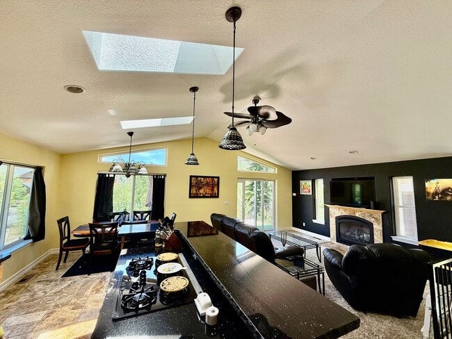 Building Photo - Furnished home in a quiet neighborhood