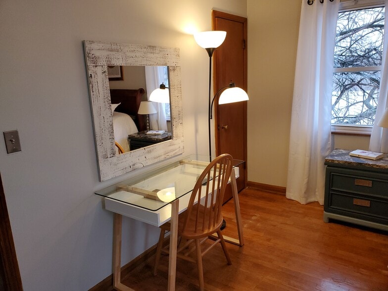 Building Photo - 273 W Lakeview Ave