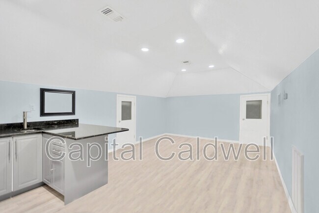 Building Photo - 911 S Rome Ave