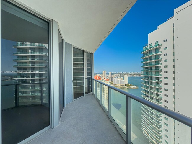 Building Photo - 1300 Brickell Bay Dr