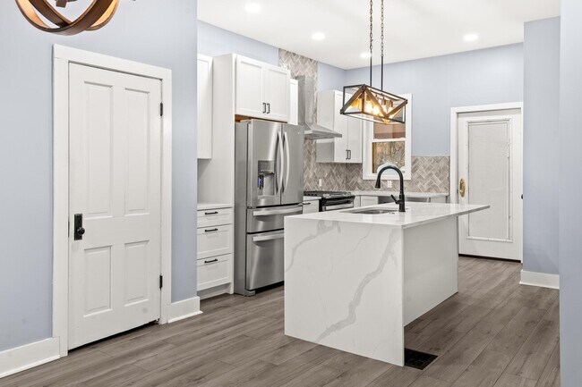 Building Photo - 640 Neil Ave