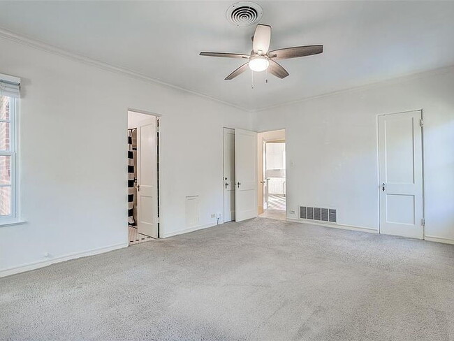 Building Photo - "Charming 3-Bedroom Home on University Blvd – Spacious 2402 Sq Ft with 2 Full Baths in Prime Univ...