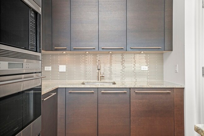 Building Photo - 2550 N Lakeview Ave