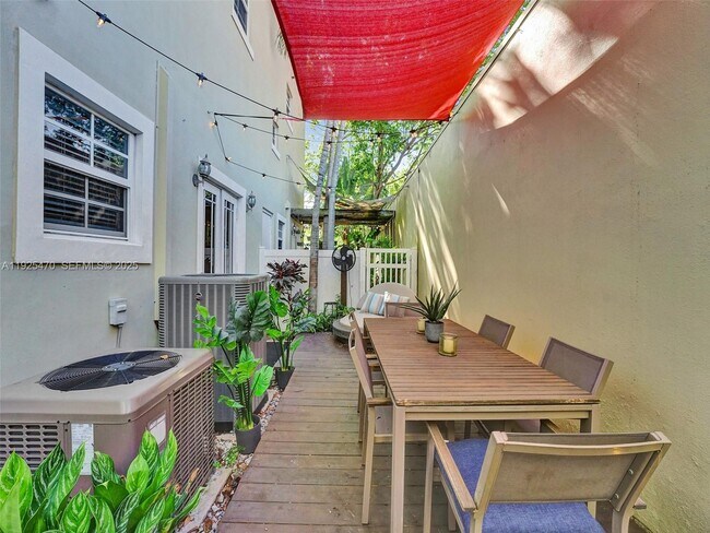 Building Photo - 2356 Wilton Dr