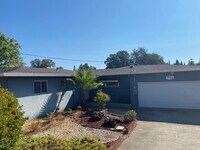 Building Photo - Spacious Home in West Redding!  Close to M...