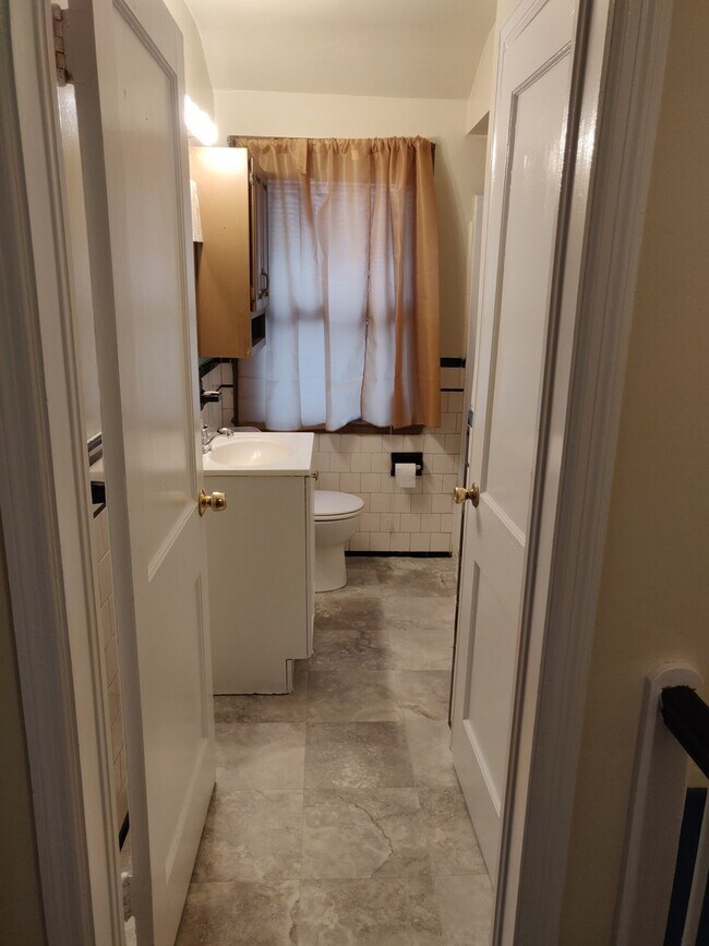 Building Photo - Charming 3 Bedroom/1.5 Bathroom Townhome in Cameron Village, MD!